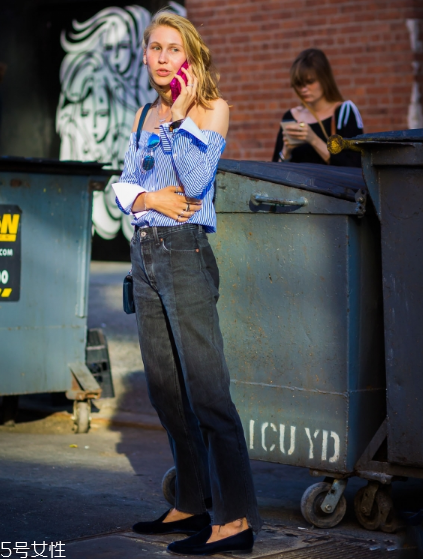 露肩襯衫怎么搭配？恰到好處的性感