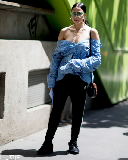 露肩襯衫怎么搭配？恰到好處的性感