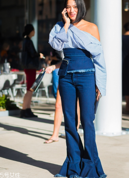 露肩襯衫怎么搭配？恰到好處的性感