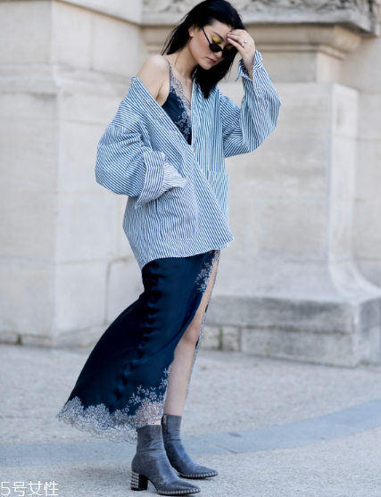 露肩襯衫怎么搭配？恰到好處的性感