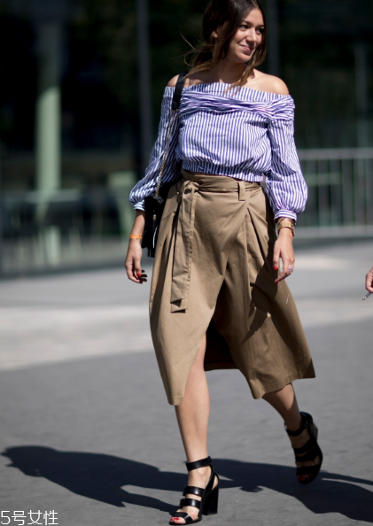 露肩襯衫怎么搭配？恰到好處的性感