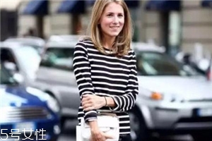 條紋t恤搭配什么褲子？這幾款穿搭簡(jiǎn)單又出彩