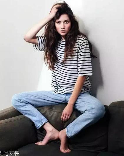 條紋t恤搭配什么褲子？這幾款穿搭簡(jiǎn)單又出彩