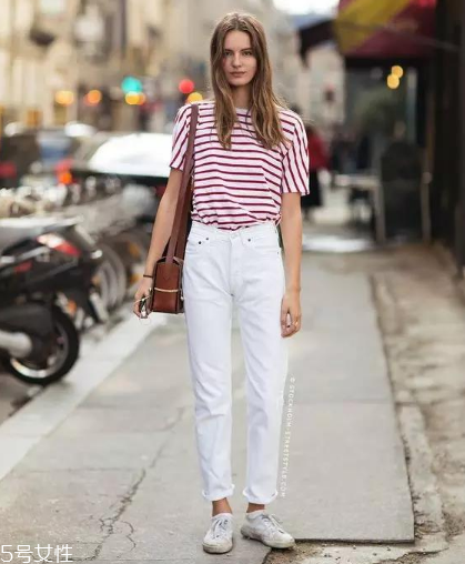 條紋t恤搭配什么褲子？這幾款穿搭簡(jiǎn)單又出彩
