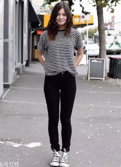 條紋t恤搭配什么褲子？這幾款穿搭簡(jiǎn)單又出彩