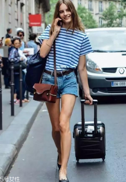 條紋t恤搭配什么褲子？這幾款穿搭簡(jiǎn)單又出彩