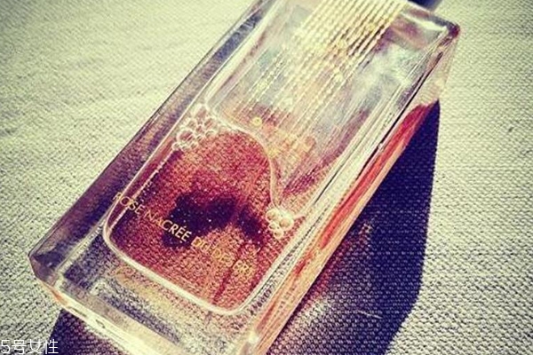 嬌蘭沙漠玫瑰香水好聞嗎？剛烈玫瑰濃厚迷人