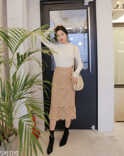 蕾絲半身裙配什么上衣好看？瞬間氣質(zhì)脫俗