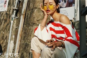 紅色條紋t恤怎么搭配？永不過時的搶眼元素