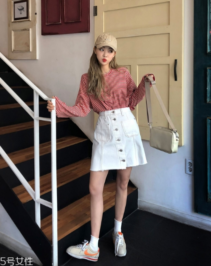 紅色條紋t恤怎么搭配？永不過時的搶眼元素