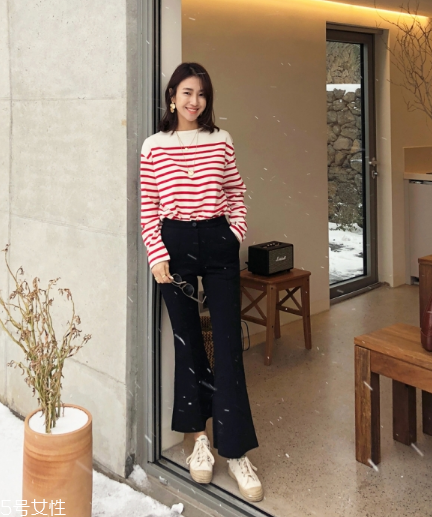 紅色條紋t恤怎么搭配？永不過時的搶眼元素