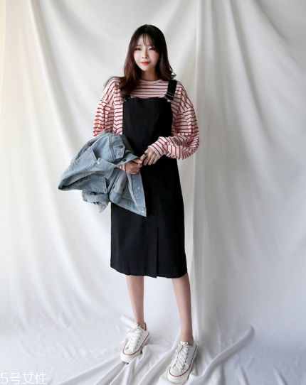 紅色條紋t恤怎么搭配？永不過時的搶眼元素