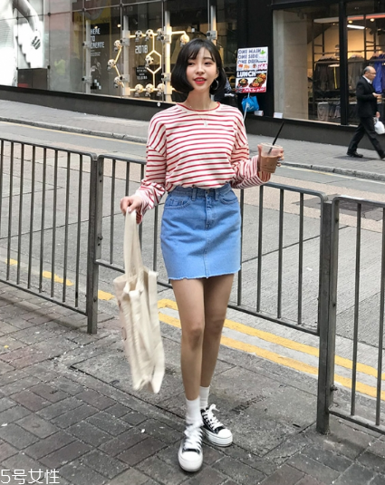 紅色條紋t恤怎么搭配？永不過時的搶眼元素