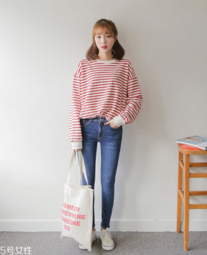 紅色條紋t恤怎么搭配？永不過時的搶眼元素