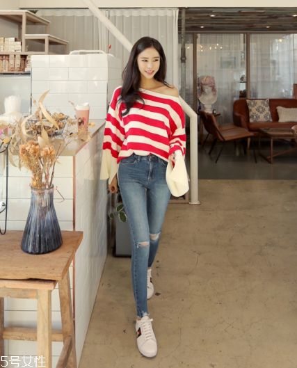 紅色條紋t恤怎么搭配？永不過時的搶眼元素