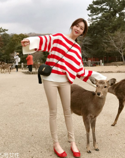 紅色條紋t恤怎么搭配？永不過時的搶眼元素