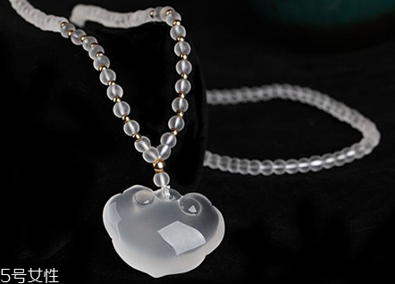 白水晶項(xiàng)鏈一般多少錢(qián)？色澤越通透價(jià)值越高