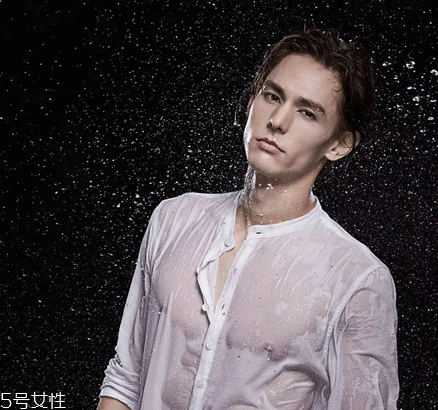 襯衫能貼身穿嗎？根據(jù)顏色深淺決定