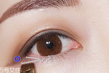 眼線刷硬了怎么回事？用后沒有及時(shí)清洗