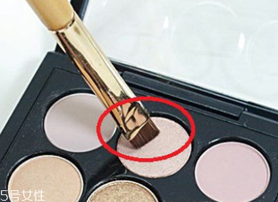 眼線刷硬了怎么回事？用后沒有及時(shí)清洗