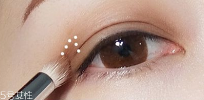 眼線刷硬了怎么回事？用后沒有及時(shí)清洗