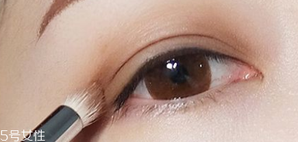 眼線刷硬了怎么回事？用后沒有及時(shí)清洗