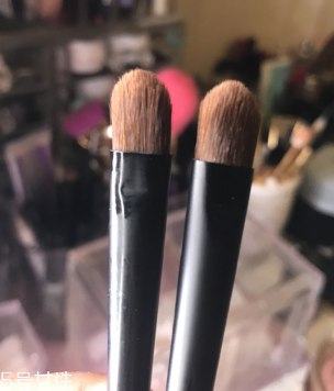 眼線刷硬了怎么回事？用后沒有及時(shí)清洗