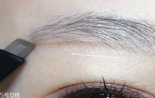 黑色眉筆怎么畫自然？淡掃眉毛輕下手
