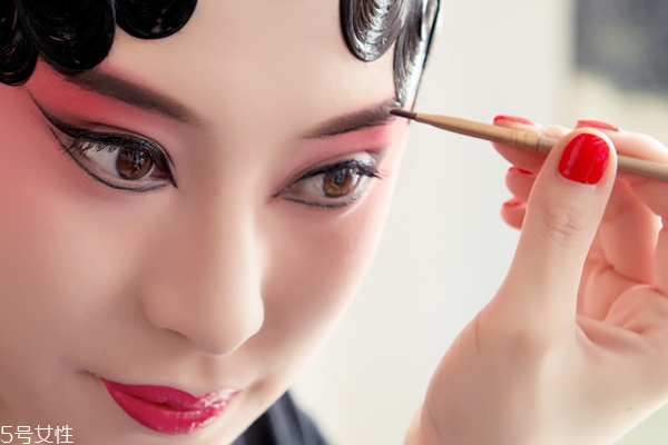 黑色眉筆怎么畫自然？淡掃眉毛輕下手