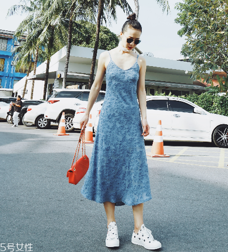 春天穿什么顏色衣服顯白？不要總是黑白灰