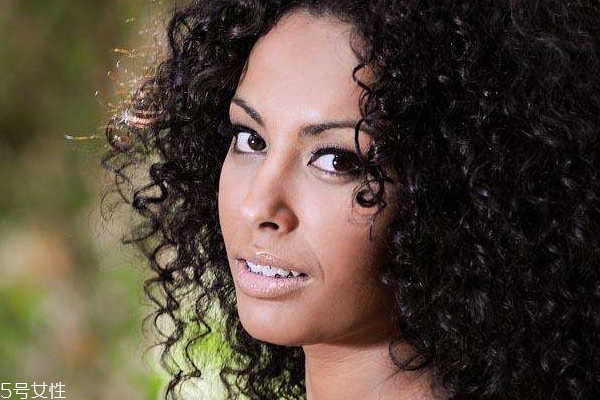 皮膚黑用什么眉筆？眉筆顏色不要太淺太紅