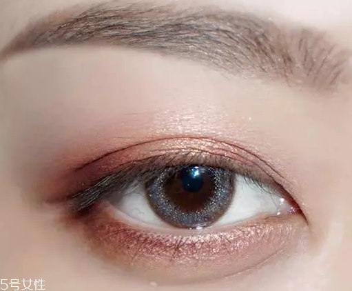 棕色眉筆適合什么膚色？不適合暗膚色