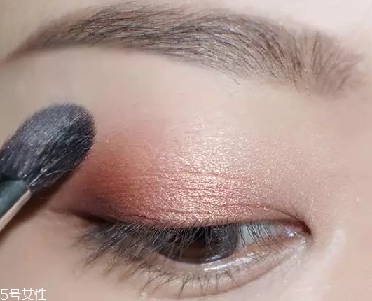 棕色眉筆適合什么膚色？不適合暗膚色