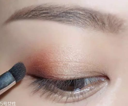 棕色眉筆適合什么膚色？不適合暗膚色