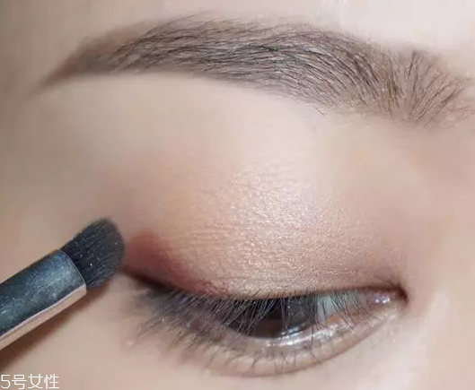 棕色眉筆適合什么膚色？不適合暗膚色