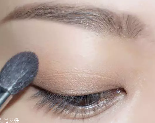 棕色眉筆適合什么膚色？不適合暗膚色