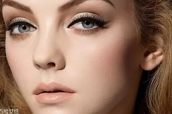 棕色眼影配什么口紅？任何唇色都可以