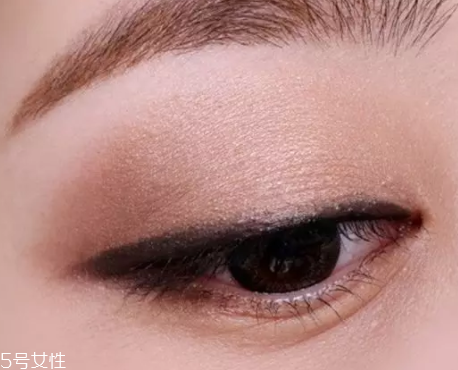 大地色眼影配什么顏色口紅？豆沙色超有氣質(zhì)