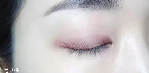 紫色眼影配什么口紅？配少女粉堪稱完美