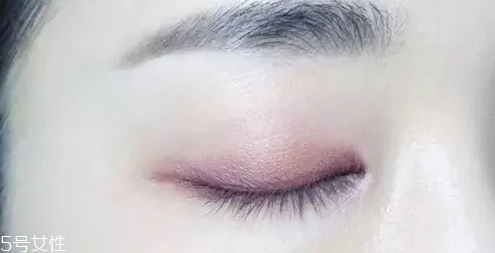 紫色眼影配什么口紅？配少女粉堪稱完美