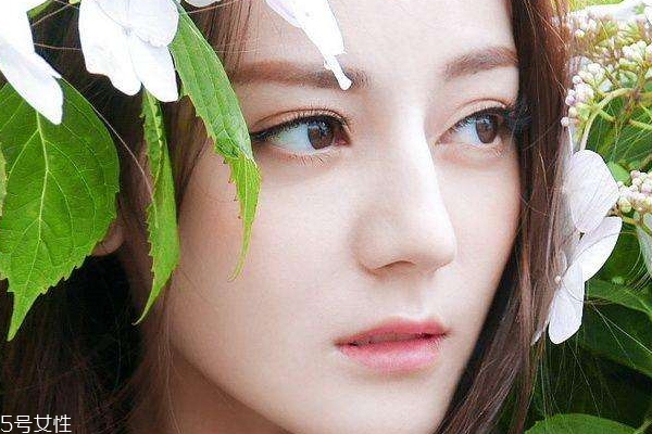 眼影用手還是刷子？?jī)煞N工具詳細(xì)用法