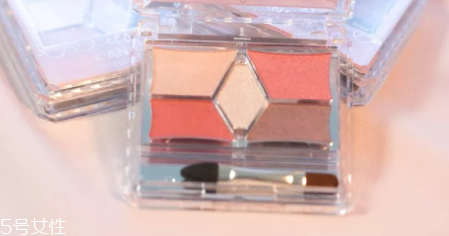 眼影用手還是刷子？?jī)煞N工具詳細(xì)用法