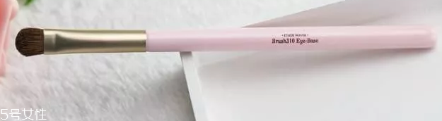 眼影用手還是刷子？?jī)煞N工具詳細(xì)用法