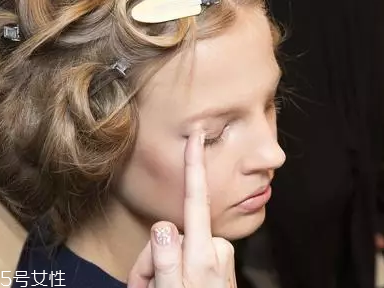 眼影用手還是刷子？?jī)煞N工具詳細(xì)用法