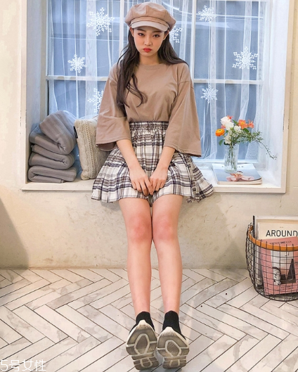 格子百褶裙配什么上衣？美翻整個(gè)春夏