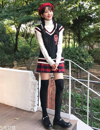 格子百褶裙配什么上衣？美翻整個(gè)春夏