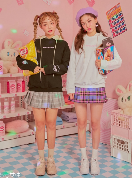 格子百褶裙配什么上衣？美翻整個(gè)春夏