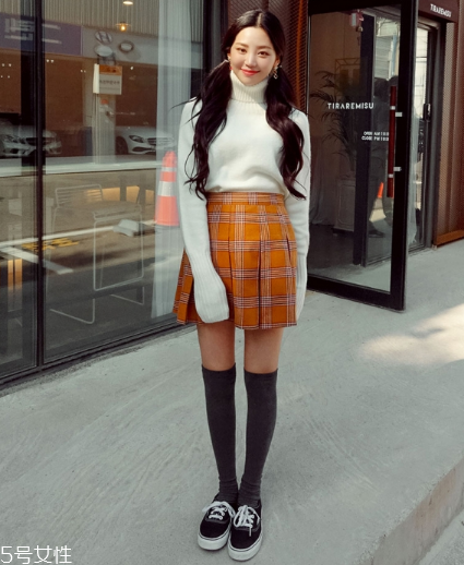 格子百褶裙配什么上衣？美翻整個(gè)春夏