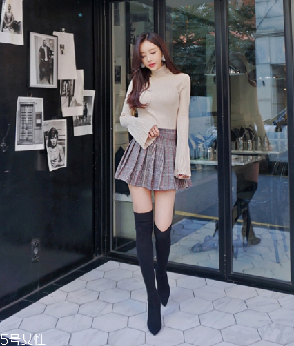 格子百褶裙配什么上衣？美翻整個(gè)春夏