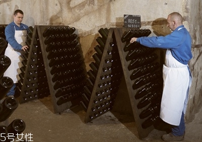 起泡酒和香檳的區(qū)別 氣泡酒和香檳的區(qū)別 起泡酒和香檳的區(qū)別 氣泡酒和香檳的區(qū)別